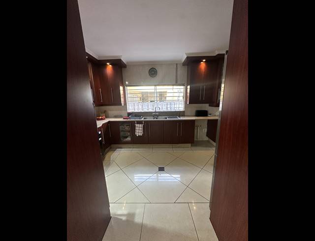 6 BEDROOM HOUSE FOR SALE IN BRACKENHURST